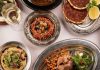 Türkiye’nin kalbi olan Anadolu, tarih boyunca pek çok medeniyete ev sahipliği yapmış, kültürel ve gastronomik açıdan oldukça zengin bir bölgedir. Anadolu sofrası, bu derin mirasın en güzel yansımalarından biri olarak kabul edilir. Her bölge kendi yöresel yemekleri, tarifleri ve sunum biçimleri ile Anadolu’nun geniş mutfak haritasında yerini alır. Bu sofralar sadece beslenmenin ötesinde, bir arada olmanın, paylaşmanın ve kültürel bağların güçlenmesinin simgesidir. Konulu bir haber görseli.