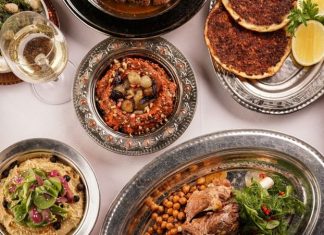 Anadolu Sofrası Zenginliği Ve Kültürel Mirası Türkiye’nin kalbi olan Anadolu, tarih boyunca pek çok medeniyete ev sahipliği yapmış, kültürel ve gastronomik açıdan oldukça zengin bir bölgedir. Anadolu sofrası, bu derin mirasın en güzel yansımalarından biri olarak kabul edilir. Her bölge kendi yöresel yemekleri, tarifleri ve sunum biçimleri ile Anadolu’nun geniş mutfak haritasında yerini alır. Bu sofralar sadece beslenmenin ötesinde, bir arada olmanın, paylaşmanın ve kültürel bağların güçlenmesinin simgesidir. Konulu bir haber görseli.
