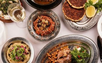 Anadolu Sofrası Zenginliği Ve Kültürel Mirası Türkiye’nin kalbi olan Anadolu, tarih boyunca pek çok medeniyete ev sahipliği yapmış, kültürel ve gastronomik açıdan oldukça zengin bir bölgedir. Anadolu sofrası, bu derin mirasın en güzel yansımalarından biri olarak kabul edilir. Her bölge kendi yöresel yemekleri, tarifleri ve sunum biçimleri ile Anadolu’nun geniş mutfak haritasında yerini alır. Bu sofralar sadece beslenmenin ötesinde, bir arada olmanın, paylaşmanın ve kültürel bağların güçlenmesinin simgesidir. Konulu bir haber görseli.