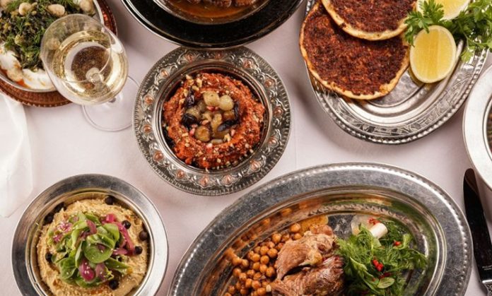 Türkiye’nin kalbi olan Anadolu, tarih boyunca pek çok medeniyete ev sahipliği yapmış, kültürel ve gastronomik açıdan oldukça zengin bir bölgedir. Anadolu sofrası, bu derin mirasın en güzel yansımalarından biri olarak kabul edilir. Her bölge kendi yöresel yemekleri, tarifleri ve sunum biçimleri ile Anadolu’nun geniş mutfak haritasında yerini alır. Bu sofralar sadece beslenmenin ötesinde, bir arada olmanın, paylaşmanın ve kültürel bağların güçlenmesinin simgesidir. Konulu bir haber görseli.