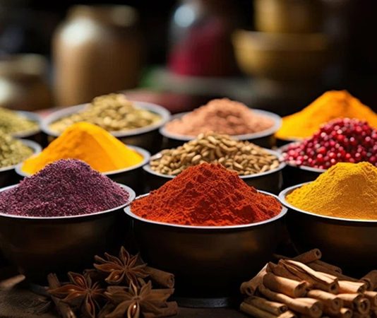 Baharatlı yoğurma ve pişirme, yiyeceklerin hem aromatik hem de tat açısından zenginleşmesini sağlayan etkili bir yöntemdir. Baharatlı yoğurma ve pişirme, özellikle et ve sebze yemeklerinde tercih edilen bir uygulamadır. Baharatlar, yiyeceklerin dokularına nüfuz ederek pişirme sırasında dengeli ve derin bir lezzet sağlar. Konulu bir haber görseli.