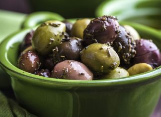 Baharatlı Zeytin Sofraların Vazgeçilmez Lezzeti Oldu Baharatlı zeytin, pratik hazırlanışı sayesinde evlerde sıkça yapılmaya başlandı. Restoranlar da artık menülerinde farklı baharat karışımlarıyla zenginleştirilmiş zeytin çeşitlerine daha çok yer veriyor.