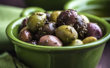 Baharatlı Zeytin Sofraların Vazgeçilmez Lezzeti Oldu Baharatlı zeytin, pratik hazırlanışı sayesinde evlerde sıkça yapılmaya başlandı. Restoranlar da artık menülerinde farklı baharat karışımlarıyla zenginleştirilmiş zeytin çeşitlerine daha çok yer veriyor.