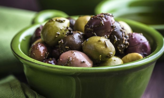 Baharatlı zeytin, pratik hazırlanışı sayesinde evlerde sıkça yapılmaya başlandı. Restoranlar da artık menülerinde farklı baharat karışımlarıyla zenginleştirilmiş zeytin çeşitlerine daha çok yer veriyor.