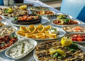 Deniz ürünlerinin sofralardaki yeri, özellikle balıkçı sofrasının karakterini belirler. Taze balık, deniz mahsulleri ve deniz tuzu, bu sofraların vazgeçilmez bileşenleridir. Bir balıkçı sofrası, sadece bir yemek değil, denizin taptaze lezzetlerinin bir araya geldiği özel bir deneyimdir. Zeytinyağlı mezeler, çeşitli salatalar ve balık çeşitleriyle zenginleştirilen bu sofralar, denizle iç içe bir atmosfer yaratır. Konulu bir haber görseli