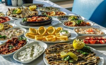 Deniz ürünlerinin sofralardaki yeri, özellikle balıkçı sofrasının karakterini belirler. Taze balık, deniz mahsulleri ve deniz tuzu, bu sofraların vazgeçilmez bileşenleridir. Bir balıkçı sofrası, sadece bir yemek değil, denizin taptaze lezzetlerinin bir araya geldiği özel bir deneyimdir. Zeytinyağlı mezeler, çeşitli salatalar ve balık çeşitleriyle zenginleştirilen bu sofralar, denizle iç içe bir atmosfer yaratır. Konulu bir haber görseli