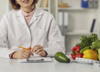 Beslenme Uzmanı Tavsiyeleriyle Sağlıklı Yaşam Rehberi Günümüzde sağlıklı beslenme, yalnızca kilo kontrolü değil, aynı zamanda yaşam kalitesini artırmak için de büyük önem taşıyor. Beslenme uzmanları, doğru beslenme alışkanlıklarının benimsenmesinin hem fiziksel hem de zihinsel sağlığı desteklediğini belirtiyor. Özellikle yoğun iş temposu ve hızlı yaşam biçimi içinde, dengeli beslenmeye özen göstermek hayati bir rol oynuyor. Konulu bir haber görseli.