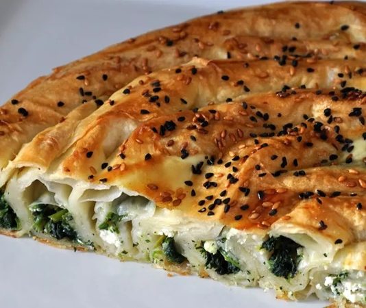 Börek, çeşitli yörelerde farklı tariflerle hazırlanıyor. Bursa’nın pideleri, Gaziantep’in baklava kıvamındaki börekleri ve Ege’nin otlu çeşitleri, bölgesel farklılıkları ortaya koyuyor.