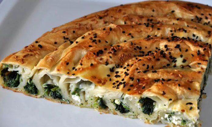 Börek, çeşitli yörelerde farklı tariflerle hazırlanıyor. Bursa’nın pideleri, Gaziantep’in baklava kıvamındaki börekleri ve Ege’nin otlu çeşitleri, bölgesel farklılıkları ortaya koyuyor.