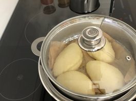 Buharda Pişen Hamur: Sağlıklı ve Geleneksel Pişirme Yöntemleri Buharda pişirme, özellikle hamur işleri için tercih edilen geleneksel bir yöntemdir. Bu teknik, hamurun nemini kaybetmeden pişmesini sağlar ve yumuşak, hafif bir doku elde edilmesine yardımcı olur. Hamurun bu yöntemle pişirilmesi, özellikle börek, ekmek ve mantı gibi yiyeceklerde lezzeti artırır. Konulu bir haber görseli.