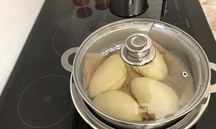 Buharda pişirme, özellikle hamur işleri için tercih edilen geleneksel bir yöntemdir. Bu teknik, hamurun nemini kaybetmeden pişmesini sağlar ve yumuşak, hafif bir doku elde edilmesine yardımcı olur. Hamurun bu yöntemle pişirilmesi, özellikle börek, ekmek ve mantı gibi yiyeceklerde lezzeti artırır. Konulu bir haber görseli.
