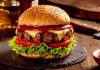 Son yıllarda burger kültürü dünya genelinde hızlı bir şekilde değişim geçiriyor. Sıradan fast food zincirlerinden gurme restoranlara, hatta ev mutfaklarına kadar uzanan bu lezzet serüveni, yaratıcılığın ve özgün malzemelerin birleşimiyle bambaşka bir boyuta taşınıyor. Burger trendleri, sadece lezzet değil, aynı zamanda görsellik, sunum ve sağlıklı beslenme anlayışı açısından da büyük bir dönüşüm yaşıyor. Konulu bir haber görseli.