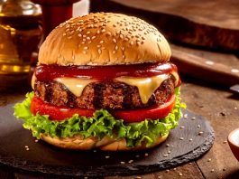 Son yıllarda burger kültürü dünya genelinde hızlı bir şekilde değişim geçiriyor. Sıradan fast food zincirlerinden gurme restoranlara, hatta ev mutfaklarına kadar uzanan bu lezzet serüveni, yaratıcılığın ve özgün malzemelerin birleşimiyle bambaşka bir boyuta taşınıyor. Burger trendleri, sadece lezzet değil, aynı zamanda görsellik, sunum ve sağlıklı beslenme anlayışı açısından da büyük bir dönüşüm yaşıyor. Konulu bir haber görseli.