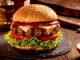 Son yıllarda burger kültürü dünya genelinde hızlı bir şekilde değişim geçiriyor. Sıradan fast food zincirlerinden gurme restoranlara, hatta ev mutfaklarına kadar uzanan bu lezzet serüveni, yaratıcılığın ve özgün malzemelerin birleşimiyle bambaşka bir boyuta taşınıyor. Burger trendleri, sadece lezzet değil, aynı zamanda görsellik, sunum ve sağlıklı beslenme anlayışı açısından da büyük bir dönüşüm yaşıyor. Konulu bir haber görseli.
