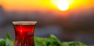 Çay, yüzyıllardır insanlığın hayatında yer alan, kültürleri şekillendiren ve toplumsal bağları güçlendiren bir içecek olmuştur. Sıcak veya soğuk olarak tüketilebilen bu eşsiz içecek, dünyanın dört bir yanında farklı gelenekler ve ritüellerle hayat bulur. Çay kültürü, yalnızca damakta bıraktığı tat ile değil, aynı zamanda taşıdığı tarih ve hikâyelerle de öne çıkar. Konulu bir haber görseli.