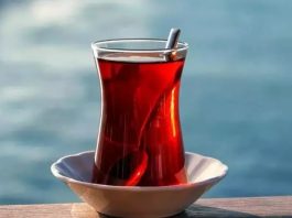Çay, Türk kültüründe sadece bir içecek olmanın çok ötesindedir. Günümüz Türkiye’sinde çay, sosyal hayatın bir parçası, bir misafirperverlik göstergesi ve en önemli geleneklerden biridir. Sabah kahvaltılarından akşam sohbetlerine kadar her anın vazgeçilmezi olan çay, Türk mutfağında bir ritüel halini almış, neredeyse her sosyal etkinlikte yerini almıştır. Çay, yalnızca içilmekle kalmaz, zamanla bir kültür ve yaşam biçimi haline gelmiştir. Konulu bir haber görseli.