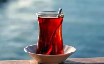 Çay ve Kahve Kültürü: Türkiye’nin Vazgeçilmez İçecek Alışkanlıkları Çay, Türk kültüründe sadece bir içecek olmanın çok ötesindedir. Günümüz Türkiye’sinde çay, sosyal hayatın bir parçası, bir misafirperverlik göstergesi ve en önemli geleneklerden biridir. Sabah kahvaltılarından akşam sohbetlerine kadar her anın vazgeçilmezi olan çay, Türk mutfağında bir ritüel halini almış, neredeyse her sosyal etkinlikte yerini almıştır. Çay, yalnızca içilmekle kalmaz, zamanla bir kültür ve yaşam biçimi haline gelmiştir. Konulu bir haber görseli.
