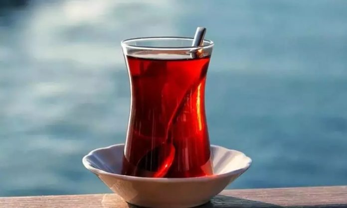 Çay, Türk kültüründe sadece bir içecek olmanın çok ötesindedir. Günümüz Türkiye’sinde çay, sosyal hayatın bir parçası, bir misafirperverlik göstergesi ve en önemli geleneklerden biridir. Sabah kahvaltılarından akşam sohbetlerine kadar her anın vazgeçilmezi olan çay, Türk mutfağında bir ritüel halini almış, neredeyse her sosyal etkinlikte yerini almıştır. Çay, yalnızca içilmekle kalmaz, zamanla bir kültür ve yaşam biçimi haline gelmiştir. Konulu bir haber görseli.