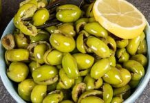 Çekirdeksiz zeytin, hem evlerde hem de restoran mutfaklarında tercih ediliyor. Gıda teknolojisindeki gelişmeler sayesinde, çekirdeksiz zeytinler lezzetinden ödün vermeden sofralara ulaşıyor.