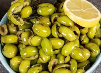 Çekirdeksiz Zeytin Sofralarda Kolaylık ve Lezzet Sunuyor Çekirdeksiz zeytin, hem evlerde hem de restoran mutfaklarında tercih ediliyor. Gıda teknolojisindeki gelişmeler sayesinde, çekirdeksiz zeytinler lezzetinden ödün vermeden sofralara ulaşıyor.