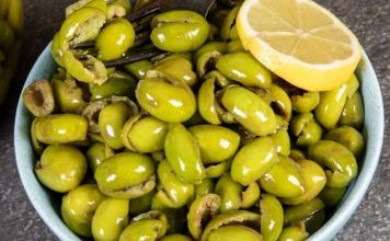 Çekirdeksiz Zeytin Sofralarda Kolaylık ve Lezzet Sunuyor Çekirdeksiz zeytin, hem evlerde hem de restoran mutfaklarında tercih ediliyor. Gıda teknolojisindeki gelişmeler sayesinde, çekirdeksiz zeytinler lezzetinden ödün vermeden sofralara ulaşıyor.