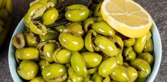 Çekirdeksiz zeytin, hem evlerde hem de restoran mutfaklarında tercih ediliyor. Gıda teknolojisindeki gelişmeler sayesinde, çekirdeksiz zeytinler lezzetinden ödün vermeden sofralara ulaşıyor.