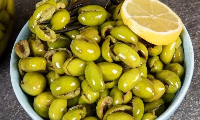 Çekirdeksiz zeytin, hem evlerde hem de restoran mutfaklarında tercih ediliyor. Gıda teknolojisindeki gelişmeler sayesinde, çekirdeksiz zeytinler lezzetinden ödün vermeden sofralara ulaşıyor.