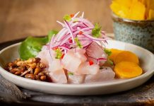 Ceviche, özellikle Güney Amerika mutfağının ikonik tariflerinden biridir ve taze balık veya deniz ürünlerinin asidik sıvılarla marine edilerek pişirilmeden servis edilmesi esasına dayanır. Ceviche, taze ve aromatik bir lezzet sunar ve yemeklerde hafif ama etkileyici bir tat deneyimi yaratır. Konulu bir haber görseli.