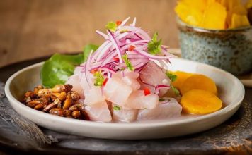 Ceviche, özellikle Güney Amerika mutfağının ikonik tariflerinden biridir ve taze balık veya deniz ürünlerinin asidik sıvılarla marine edilerek pişirilmeden servis edilmesi esasına dayanır. Ceviche, taze ve aromatik bir lezzet sunar ve yemeklerde hafif ama etkileyici bir tat deneyimi yaratır. Konulu bir haber görseli.