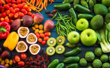 Çiğ Tüketim Raw Food Akımıyla Sağlıklı Yaşamın Yükselişi Çiğ tüketim, son yıllarda hem sağlık hem de yaşam tarzı trendleri arasında öne çıkan bir beslenme yaklaşımı haline gelmiştir. Raw food olarak da bilinen bu sistem, yiyeceklerin pişirilmeden, doğal halleriyle tüketilmesini esas alır. Bu yaklaşımın temelinde, yüksek ısıda pişirmenin besinlerdeki enzim ve vitaminleri yok ettiği düşüncesi yatar. Konulu bir haber görseli.