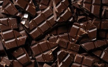 Çikolata: Tatlı Dünyasının Vazgeçilmez Lezzeti Çikolata, öncelikle kakao çekirdeklerinin fermente edilip kavrulmasıyla elde edilir. Kavurma işlemi çikolatanın aroması ve karakteristik tadını oluşturur.