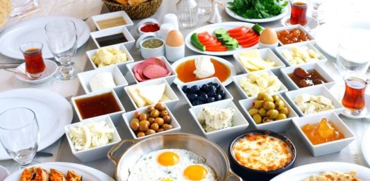 Çocuklara Özel Sağlıklı Menü Lezzetli ve Doyurucu Alternatifler Çocuklar için sağlıklı beslenme, onların büyüme ve gelişme süreçlerinde kritik bir rol oynar. Sağlıklı yemekler, sadece onların fiziksel sağlığını değil, aynı zamanda zihin gelişimlerini de destekler. Bu nedenle çocukların beslenme alışkanlıklarını erken yaşlardan itibaren doğru yönlendirmek büyük önem taşır. Çocukların hem besleyici hem de lezzetli yiyeceklerle beslenmesi, sağlıklı büyümelerini sağlarken, aynı zamanda yemeklere karşı olan ilgilerini artırır. Konulu bir haber görseli.
