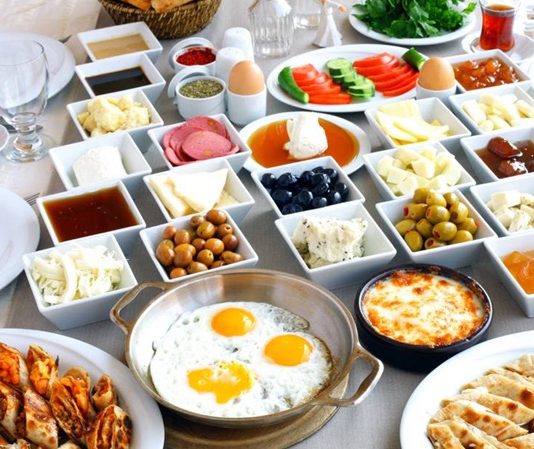 Çocuklar için sağlıklı beslenme, onların büyüme ve gelişme süreçlerinde kritik bir rol oynar. Sağlıklı yemekler, sadece onların fiziksel sağlığını değil, aynı zamanda zihin gelişimlerini de destekler. Bu nedenle çocukların beslenme alışkanlıklarını erken yaşlardan itibaren doğru yönlendirmek büyük önem taşır. Çocukların hem besleyici hem de lezzetli yiyeceklerle beslenmesi, sağlıklı büyümelerini sağlarken, aynı zamanda yemeklere karşı olan ilgilerini artırır. Konulu bir haber görseli.