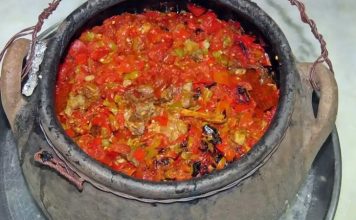 Çömlek yemeği, Anadolu mutfağının en eski ve en köklü yemek geleneklerinden biridir. Toprağın insan yaşamındaki önemini sadece tarımda değil, mutfakta da gösteren bu yemek, pişirme kabı olarak kullanılan çömleklerle özdeşleşmiştir. Ateşe dayanıklı toprak kaplarda pişirilen bu yemekler, hem yavaş pişirme yöntemi sayesinde lezzetini artırmış hem de nesiller boyunca aktarılan bir kültürün parçası haline gelmiştir. Özellikle Orta Anadolu’da ve Doğu bölgelerinde sıkça rastlanan bu yemek türü, yöresel mutfakların olmazsa olmazı kabul edilmektedir. Konulu bir haber görseli.