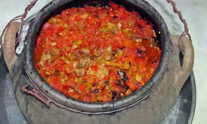 Çömlek yemeği, Anadolu mutfağının en eski ve en köklü yemek geleneklerinden biridir. Toprağın insan yaşamındaki önemini sadece tarımda değil, mutfakta da gösteren bu yemek, pişirme kabı olarak kullanılan çömleklerle özdeşleşmiştir. Ateşe dayanıklı toprak kaplarda pişirilen bu yemekler, hem yavaş pişirme yöntemi sayesinde lezzetini artırmış hem de nesiller boyunca aktarılan bir kültürün parçası haline gelmiştir. Özellikle Orta Anadolu’da ve Doğu bölgelerinde sıkça rastlanan bu yemek türü, yöresel mutfakların olmazsa olmazı kabul edilmektedir. Konulu bir haber görseli.
