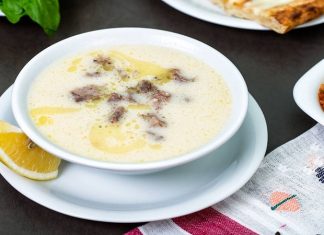 Geleneksel Türk mutfağının en sevilen öğelerinden olan çorba ve meze, birlikte sunulduğunda sofralara hem çeşitlilik hem de zengin tatlar getirir. Özellikle misafir sofralarında ya da özel yemeklerde, dengeli ve uyumlu bir çorba-meze ikilisi, yemeğin başlangıcını unutulmaz kılar. Bu ikili, farklı dokuları ve aromalarıyla damaklarda keyifli bir yolculuk sunarken, aynı zamanda besin değerleri açısından da doyurucudur. Konulu bir haber görseli.