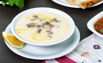 Çorba Ve Meze Kombinasyonlarıyla Sofralarınıza Lezzet Katın Geleneksel Türk mutfağının en sevilen öğelerinden olan çorba ve meze, birlikte sunulduğunda sofralara hem çeşitlilik hem de zengin tatlar getirir. Özellikle misafir sofralarında ya da özel yemeklerde, dengeli ve uyumlu bir çorba-meze ikilisi, yemeğin başlangıcını unutulmaz kılar. Bu ikili, farklı dokuları ve aromalarıyla damaklarda keyifli bir yolculuk sunarken, aynı zamanda besin değerleri açısından da doyurucudur. Konulu bir haber görseli.