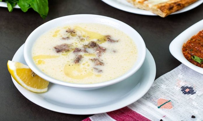 Geleneksel Türk mutfağının en sevilen öğelerinden olan çorba ve meze, birlikte sunulduğunda sofralara hem çeşitlilik hem de zengin tatlar getirir. Özellikle misafir sofralarında ya da özel yemeklerde, dengeli ve uyumlu bir çorba-meze ikilisi, yemeğin başlangıcını unutulmaz kılar. Bu ikili, farklı dokuları ve aromalarıyla damaklarda keyifli bir yolculuk sunarken, aynı zamanda besin değerleri açısından da doyurucudur. Konulu bir haber görseli.