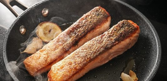 Derisiyle Pişirme Geleneksel ve Modern Mutfağın Lezzet Sırrı Yemek kültürlerinde yüzyıllardır uygulanan yöntemlerden biri olan derisiyle pişirme, aslında oldukça eski bir geleneğe dayanır. Anadolu’dan Uzak Doğu’ya, Afrika’dan Avrupa’ya kadar farklı mutfaklarda, derisiyle birlikte pişirilen tavuk, balık ya da kırmızı et yemeklerine rastlanır. Bunun en önemli nedeni, derinin hem yiyeceği dış etkenlerden koruması hem de pişme sırasında içerisindeki özsuyun kaybolmasını önlemesidir. Konulu bir haber görseli.