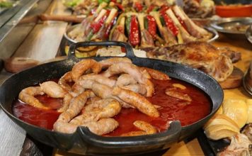 Doğu Anadolu mutfağı, Türkiye’nin en yüksek rakımlı ve sert iklimli bölgelerinden birinde şekillenmiş, zengin kültürel mirasıyla dikkat çeken bir gastronomi hazinesidir. Sert kış koşulları, beslenme alışkanlıklarını doğrudan etkiler ve bölge yemeklerinin çoğunda yüksek enerji veren malzemeler ön plandadır. Et yemekleri, baklagiller, tereyağı ve süt ürünleri, mutfağın temel taşlarını oluşturur. Konulu bir haber görseli.