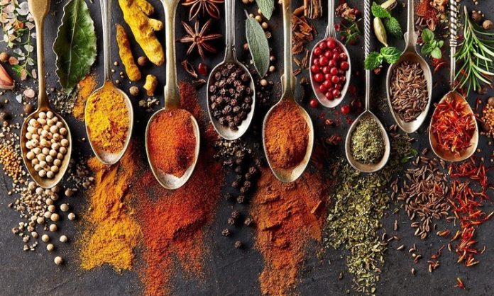 Doğu Anadolu baharatları, yalnızca yemeklere lezzet katmakla kalmaz, aynı zamanda binlerce yıllık geleneklerin ve doğayla iç içe yaşamın bir yansımasıdır. Bölgenin sert iklimi ve yüksek rakımlı yapısı, burada yetişen bitkilerin dayanıklılığını artırır. Bu da hem aromanın yoğunluğunu hem de şifalı etkisini yükseltir. Anadolu’nun en yüksek dağlarına sahip bu coğrafya, endemik bitki türleriyle Türkiye'nin en zengin aromatik hazinelerinden biridir. Konulu bir haber görseli.