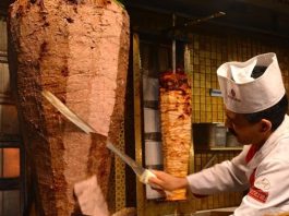 Döner Pişirme Sanatı Lezzetin Sırrı Döner, Türk mutfağının en bilinen lezzetlerinden biridir ve dünya çapında popülerliğe sahiptir. Döner pişirme, sadece etin hazırlanması değil, aynı zamanda lezzetin ve dokunun doğru şekilde ortaya çıkarılması sanatıdır. Geleneksel döner, dana, kuzu veya tavuk etinden hazırlanır ve uzun yıllardır çeşitli baharatlar ve özel marinasyonlarla zenginleştirilir. Konulu bir haber görseli.
