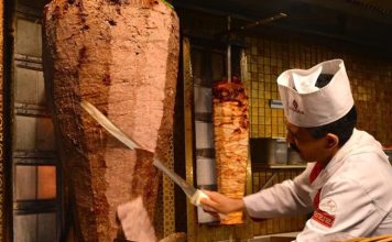 Döner Pişirme Sanatı Lezzetin Sırrı Döner, Türk mutfağının en bilinen lezzetlerinden biridir ve dünya çapında popülerliğe sahiptir. Döner pişirme, sadece etin hazırlanması değil, aynı zamanda lezzetin ve dokunun doğru şekilde ortaya çıkarılması sanatıdır. Geleneksel döner, dana, kuzu veya tavuk etinden hazırlanır ve uzun yıllardır çeşitli baharatlar ve özel marinasyonlarla zenginleştirilir. Konulu bir haber görseli.