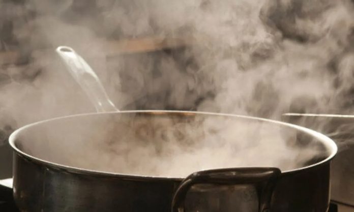 Duman, yemek pişirme yöntemleri arasında hem geleneksel hem de modern mutfaklarda önemli bir yere sahiptir. Tarih boyunca insanlar, yiyecekleri hem pişirmek hem de korumak için duman tekniklerini kullanmıştır. Özellikle et ve balık ürünlerinde duman aroması, yiyeceklerin lezzetini ve dayanıklılığını artırır. Konulu bir haber görseli.