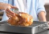 Gastronomi dünyasında son yıllarda büyük ilgi gören düşük ısıda pişirme, yemeklerin daha sağlıklı, daha besleyici ve çok daha lezzetli olmasını sağlayan özel bir yöntem olarak öne çıkıyor. Özellikle son dönemde hem ev mutfaklarında hem de profesyonel restoranlarda yaygınlaşan bu yöntem, yiyeceklerin besin değerlerini korurken aynı zamanda yumuşak ve aromatik bir sonuç elde edilmesine yardımcı oluyor. Konulu bir haber görseli.