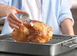 Gastronomi dünyasında son yıllarda büyük ilgi gören düşük ısıda pişirme, yemeklerin daha sağlıklı, daha besleyici ve çok daha lezzetli olmasını sağlayan özel bir yöntem olarak öne çıkıyor. Özellikle son dönemde hem ev mutfaklarında hem de profesyonel restoranlarda yaygınlaşan bu yöntem, yiyeceklerin besin değerlerini korurken aynı zamanda yumuşak ve aromatik bir sonuç elde edilmesine yardımcı oluyor. Konulu bir haber görseli.