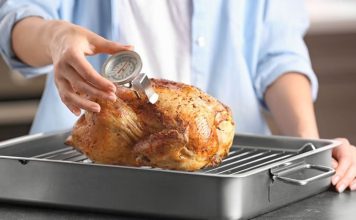 Düşük Isıda Pişirme Yöntemiyle Lezzetin Sırları Gastronomi dünyasında son yıllarda büyük ilgi gören düşük ısıda pişirme, yemeklerin daha sağlıklı, daha besleyici ve çok daha lezzetli olmasını sağlayan özel bir yöntem olarak öne çıkıyor. Özellikle son dönemde hem ev mutfaklarında hem de profesyonel restoranlarda yaygınlaşan bu yöntem, yiyeceklerin besin değerlerini korurken aynı zamanda yumuşak ve aromatik bir sonuç elde edilmesine yardımcı oluyor. Konulu bir haber görseli.