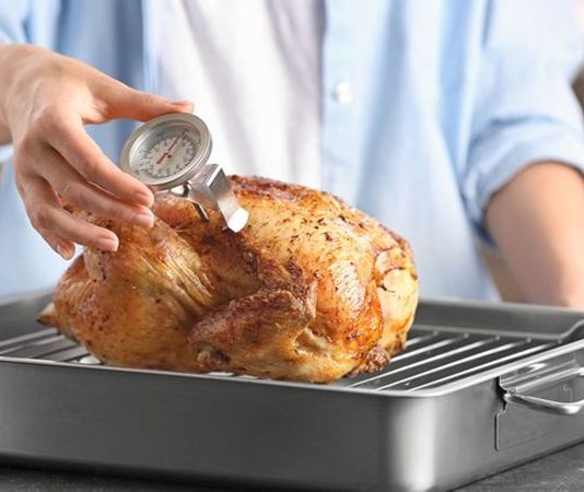 Gastronomi dünyasında son yıllarda büyük ilgi gören düşük ısıda pişirme, yemeklerin daha sağlıklı, daha besleyici ve çok daha lezzetli olmasını sağlayan özel bir yöntem olarak öne çıkıyor. Özellikle son dönemde hem ev mutfaklarında hem de profesyonel restoranlarda yaygınlaşan bu yöntem, yiyeceklerin besin değerlerini korurken aynı zamanda yumuşak ve aromatik bir sonuç elde edilmesine yardımcı oluyor. Konulu bir haber görseli.