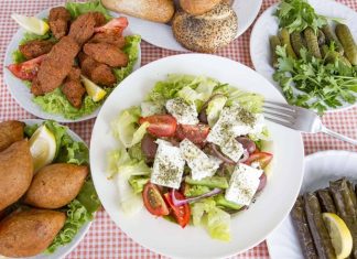 Ege mutfağı, taze sebzeler, zeytinyağlı yemekler ve hafif tatlarla öne çıkan, Türkiye’nin en sağlıklı gastronomi kültürlerinden biridir. Akdeniz ikliminin sunduğu bol güneş ve bereketli topraklar, Ege sofralarını mevsimine uygun ürünlerle donatır. Hem sağlıklı hem de lezzetli tarifler, bölgenin yüzyıllardır süregelen yemek kültürünü oluşturur. Konulu bir haber görseli.