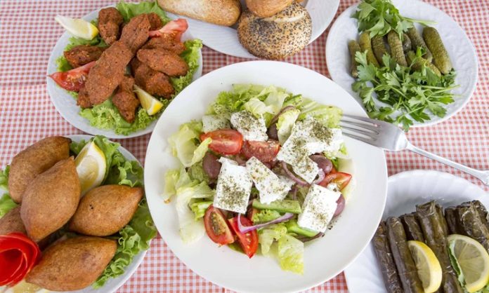 Ege mutfağı, taze sebzeler, zeytinyağlı yemekler ve hafif tatlarla öne çıkan, Türkiye’nin en sağlıklı gastronomi kültürlerinden biridir. Akdeniz ikliminin sunduğu bol güneş ve bereketli topraklar, Ege sofralarını mevsimine uygun ürünlerle donatır. Hem sağlıklı hem de lezzetli tarifler, bölgenin yüzyıllardır süregelen yemek kültürünü oluşturur. Konulu bir haber görseli.